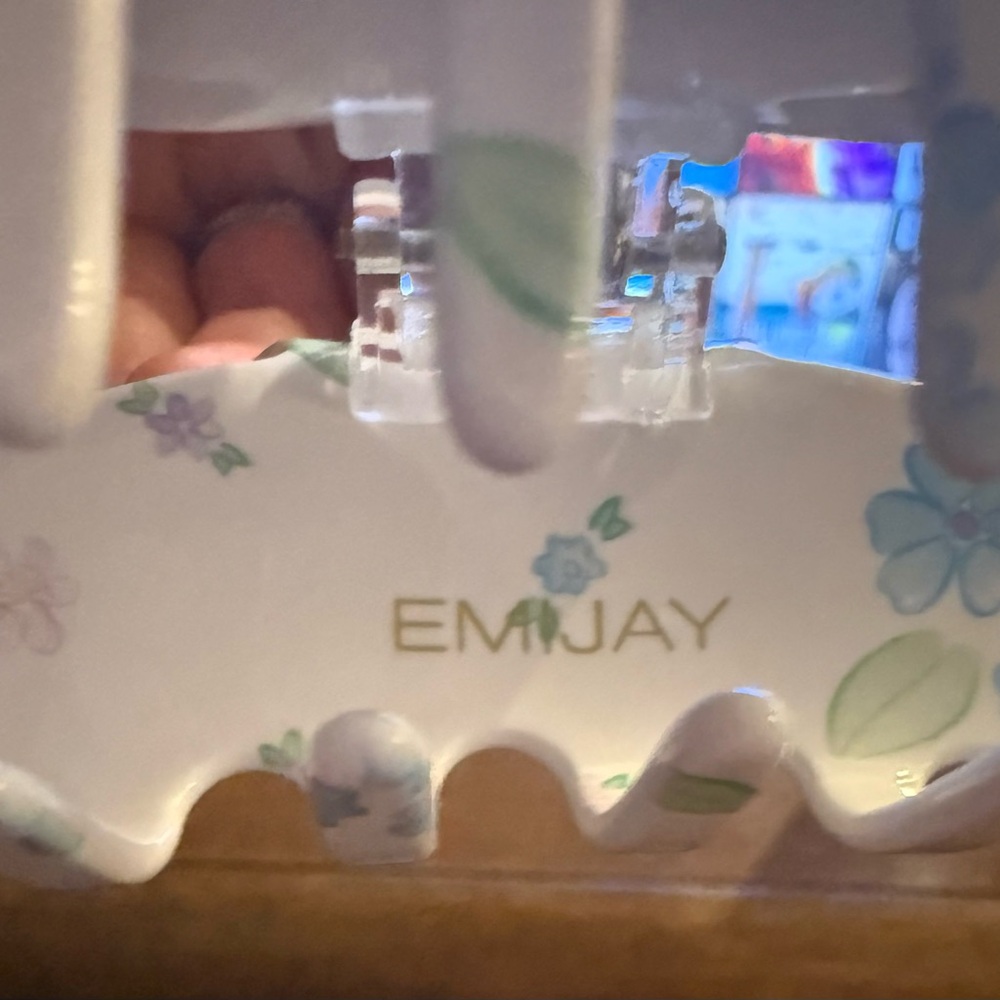Limited edition Emi Jay clip (New w receipt). From LoveShackFancy collaboration - Picture 4 of 4